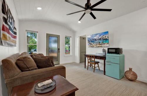 New Braunfels Casa | Historic Gem near Schlitterbahn