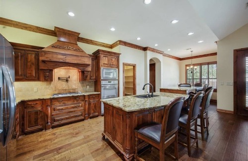 Grapevine Casa | Historic Grapevine 3-bedroom house 4 minutes walk to Historic main street.