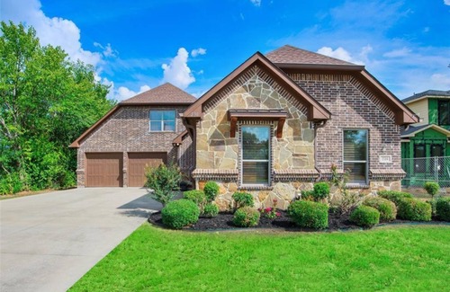 Grapevine Casa | Historic Grapevine 3-bedroom house 4 minutes walk to Historic main street.