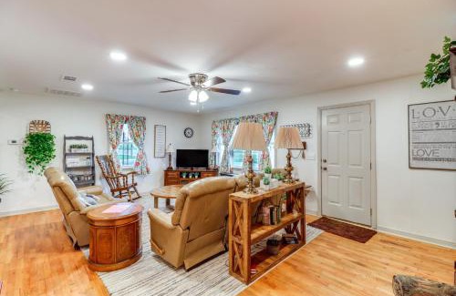 Higden Casa | Historic Greers Ferry Home Less Than 2 Mi to Shiloh Marina