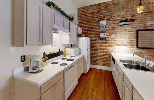 Wilmington Historic District Apartamento | Historic Haven on Front St – River Views & Prime Location!