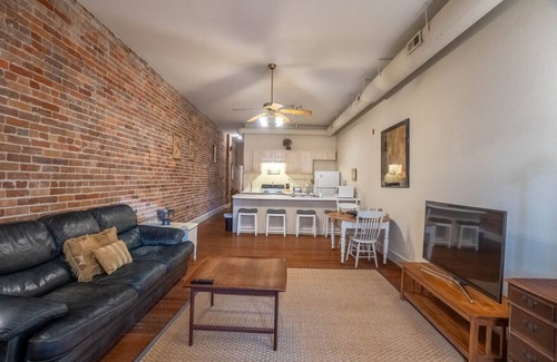 Wilmington Historic District Apartamento | Historic Haven on Front St – River Views & Prime Location!