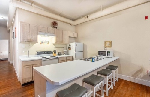 Wilmington Historic District Apartamento | Historic Haven on Front St – River Views & Prime Location!