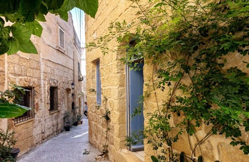 Victoria Apartamento | Historic Hideaway: 900-Year-Old Converted Studio