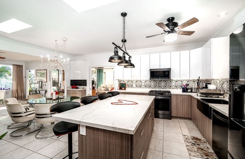 Liliha - Kapalama Casa | Historic Hillside Home 4 beds/4 baths
