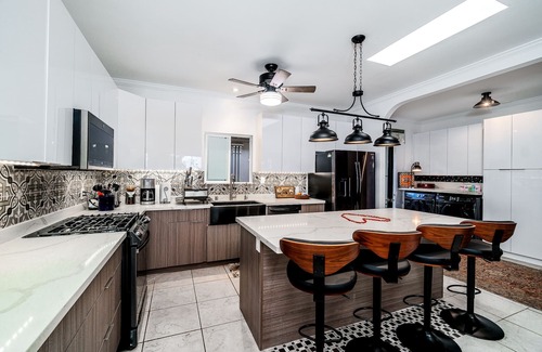 Liliha - Kapalama Casa | Historic Hillside Home 4 beds/4 baths