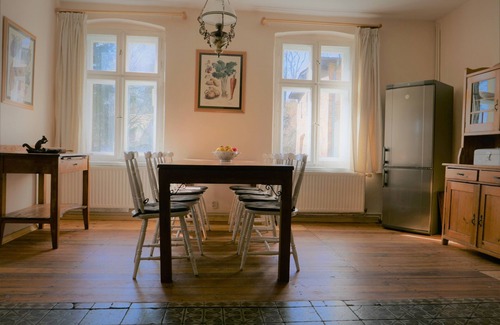 Janowice Wielkie Casa | Historic holiday home for families and groups with garden and play barn.