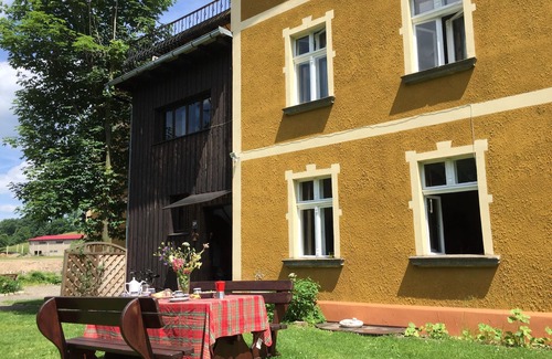 Janowice Wielkie Casa | Historic holiday home for families and groups with garden and play barn.