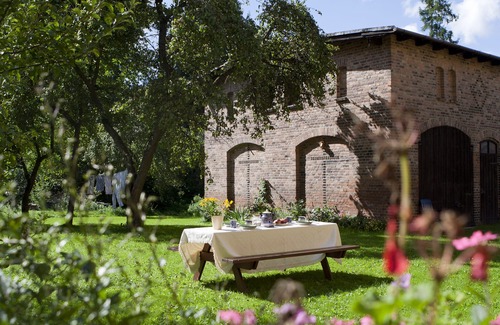Janowice Wielkie Casa | Historic holiday home for families and groups with garden and play barn.