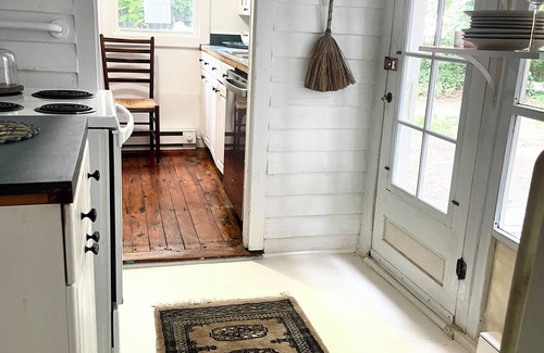 Milton Casa | Historic home, great yard & Walk to Dogfish Head Brewery!