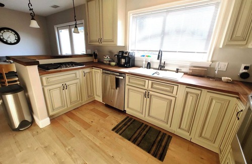 Lompoc Casa | Historic Home *reWine Mission* Walk Downtown: Coffee, Shop, Dine, Wines, Brews