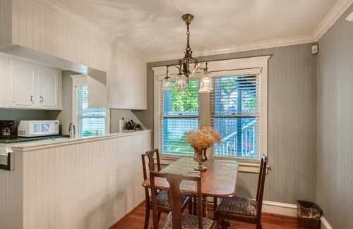 Old East Dallas Casa | Historic Junius:4 rooms + 2 Casitas