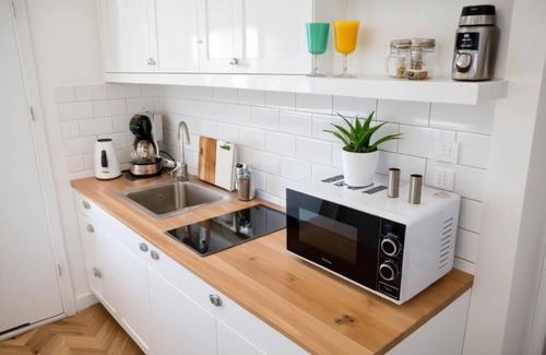 Kleparz Apartamento | Historic Krakow Studio: Balcony, Kitchenette & Walk to Attractions