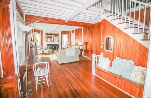 Melrose Park Casa | Historic Lake Front Home