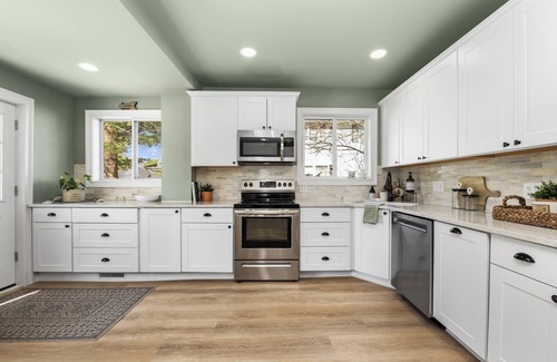 Lake Geneva Casa | Historic Lake Geneva Home | Walk to Beach & Downtown | Sleeps 16 + Pet Friendly