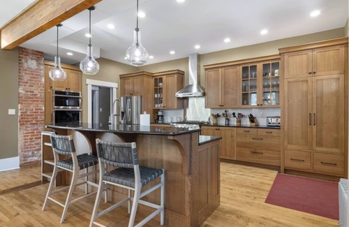 Historic Livingston Casa | Historic Livingston Castle: Victorian Retreat with Modern Comforts