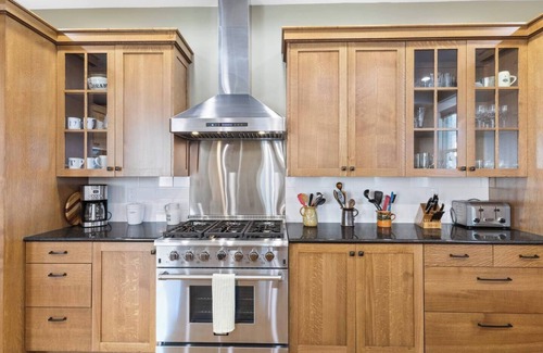 Historic Livingston Casa | Historic Livingston Castle: Victorian Retreat with Modern Comforts