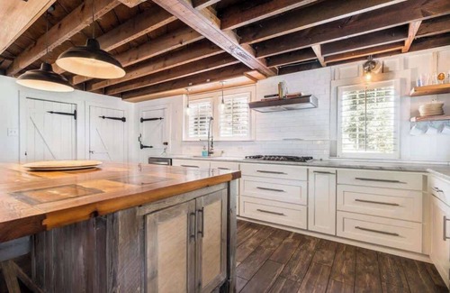 Macon Cabina | Historic Macon Luxury Lodge with updated decor