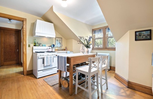 South Evanston Casa | Historic Manor House Private Guest Suite Evanston