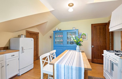 South Evanston Casa | Historic Manor House Private Guest Suite Evanston