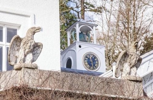 Menai Bridge Casa | Historic Manor that sleeps 20 with Sauna, Hot tub, Spa facilities, Games room, library, cinema room