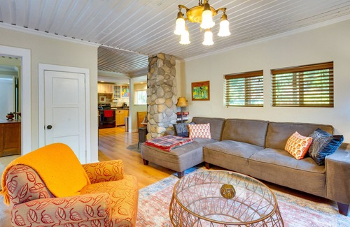 Mapleton Cabaña | Historic Mapleton Cottage w/ River Views & Hot Tub