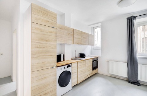 Matzleinsdorf Apartamento | Historic Margareten 2BR w/ Elevator, nr Waldmüllerpark, by Blueground