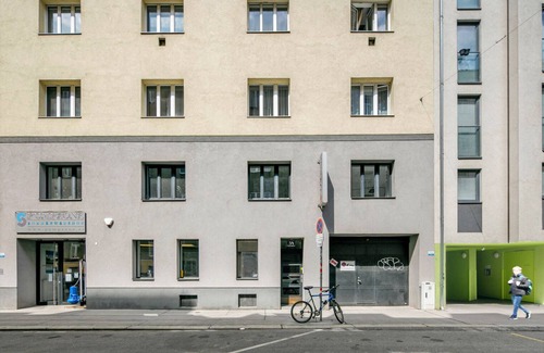 Matzleinsdorf Apartamento | Historic Margareten 2BR w/ Elevator, nr Waldmüllerpark, by Blueground