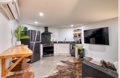 Alphabet Historic District Apartamento | Historic Nob Hill 2BR | Prime Walkable Spot