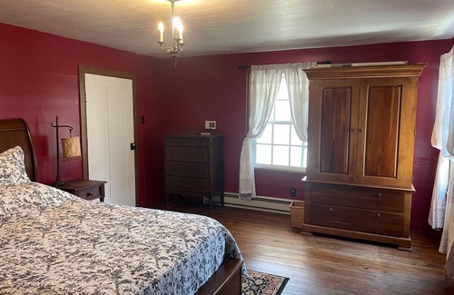 Ennice Otro | Historic Old Farmhouse and Angus Cattle. Family and Pet Friendly!