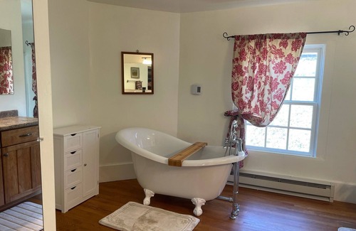 Ennice Otro | Historic Old Farmhouse and Angus Cattle. Family and Pet Friendly!