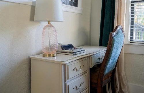 Lake Cherokee Apartamento | Historic Orlando Casita Love Apt A with backyard