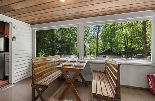 Gatlinburg - Pigeon Forge Cabaña | Historic Park Cottage #4 Let’s Go Back In Time