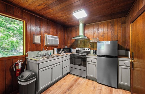 Gatlinburg - Pigeon Forge Cabaña | Historic Park Cottage #4 Let’s Go Back In Time