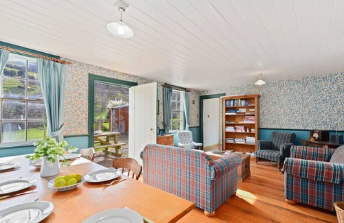 Robinsons Bay Cabaña | Historic Pavitt Cottage - Robinsons Bay Holiday Home