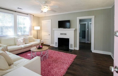 Richmond Hill Casa | Historic Pink Door Cottage near Savannah + Pets