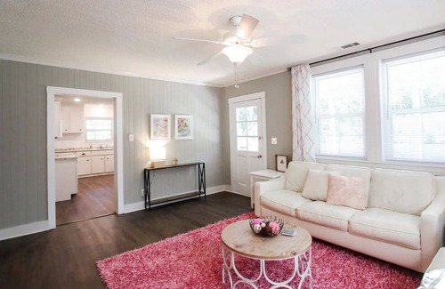 Richmond Hill Casa | Historic Pink Door Cottage near Savannah + Pets
