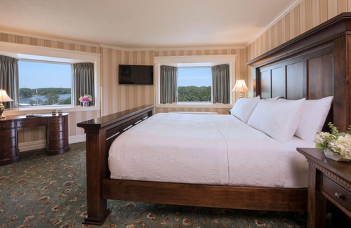Red Wing Casa | Historic Red Wing Lux Hotel,Premium Room Close to Dining-Museums-Art & More!