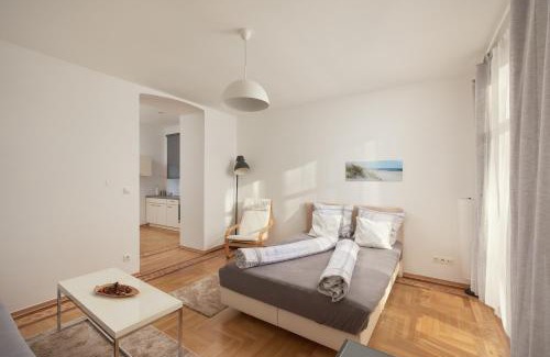 Meidling Apartamento | Historic Redesigned Schönbrunn Palace Apartments w Free Parking and 24h Check-in