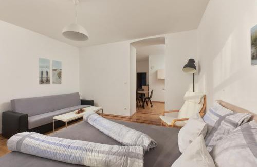 Meidling Apartamento | Historic Redesigned Schönbrunn Palace Apartments w Free Parking and 24h Check-in