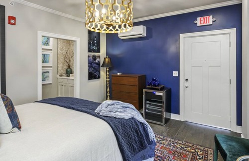 Parkville Apartamento | ✰Historic Retreat✰ on Charming Main Street