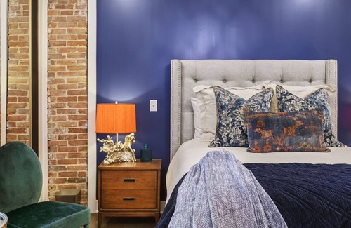 Parkville Apartamento | ✰Historic Retreat✰ on Charming Main Street