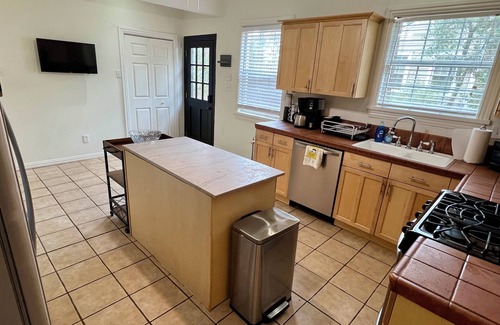Caddo Heights-South Highlands Casa | Historic S. Highlands Charming Cottage by Betty Virginia Park!