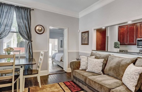 Eastside Condominio | Historic Savannah Condo w/Outdoor Pool - 2bd+Bonus, Sleep 8. Walk to Everything!