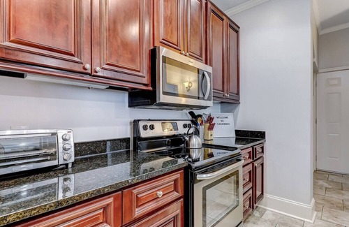 Eastside Condominio | Historic Savannah Condo w/Outdoor Pool - 2bd+Bonus, Sleep 8. Walk to Everything!