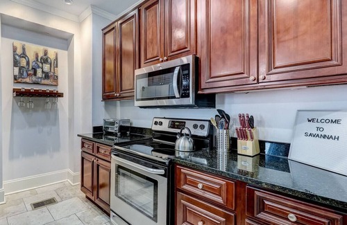 Eastside Condominio | Historic Savannah Condo w/Outdoor Pool - 2bd+Bonus, Sleep 8. Walk to Everything!