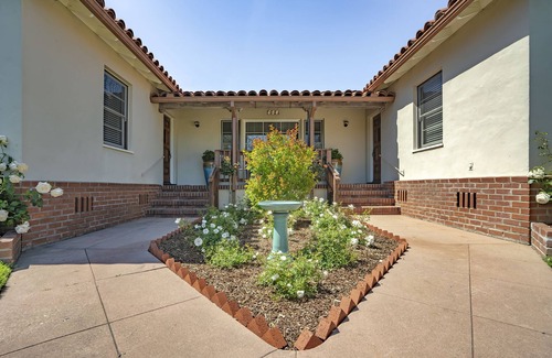 Downtown Casa | Alquiler mensual de estilo español histórico en el corazón del centro de San Luis Obispo