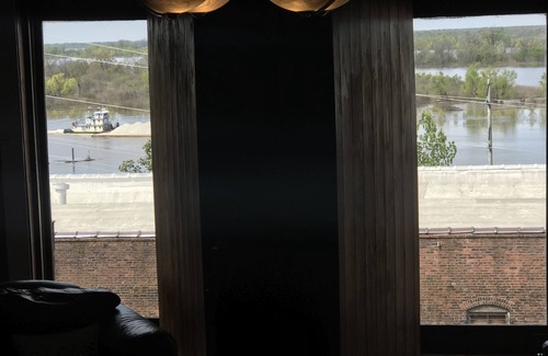 Vicksburg Apartamento | Histórico Speak Easy Loft con vistas al agua en el centro de Vicksburg