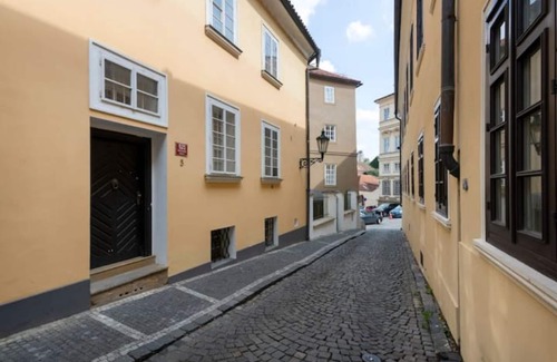 Mala Strana Apartamento | 𝑯𝑰𝑺𝑻𝑶𝑹𝑰𝑪 𝑺𝑷𝑰𝑹𝑰𝑻 under Prague Castle, Prague Castle 8 Min by Walk