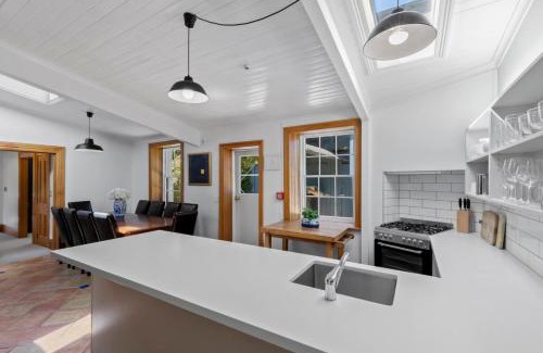 Queenstown City Centre Casa | Historic Stonehouse & Alley Cottage - Sleeps 14 with spa pool